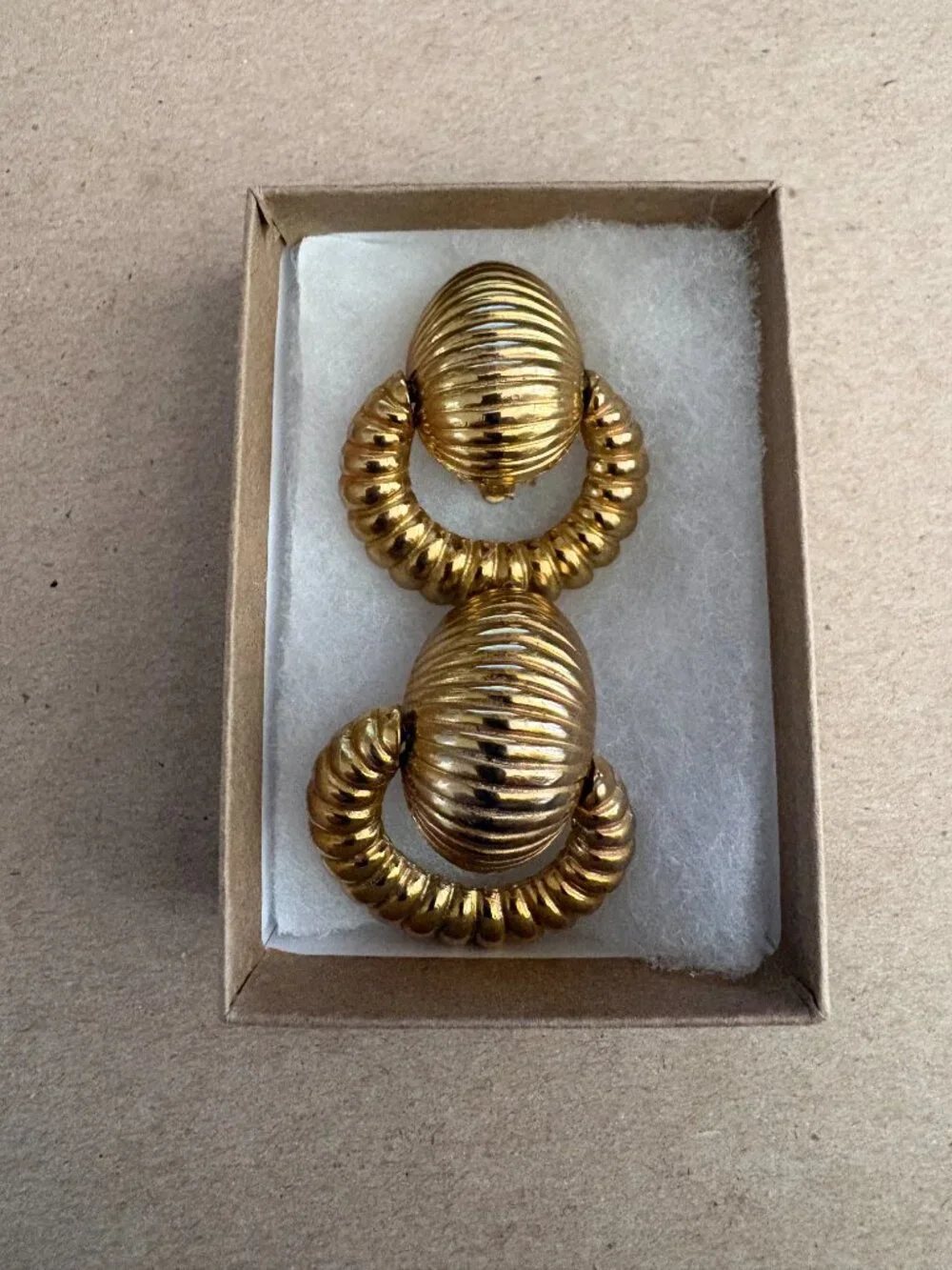 80s vintage signed Kenneth Lane Hanging Ribbed Doorknocker gold earrings - Picture 8 of 8